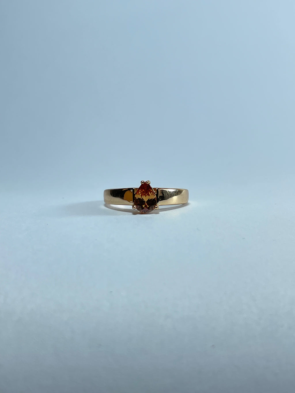 Vibrant Round Solitaire Gold Ring